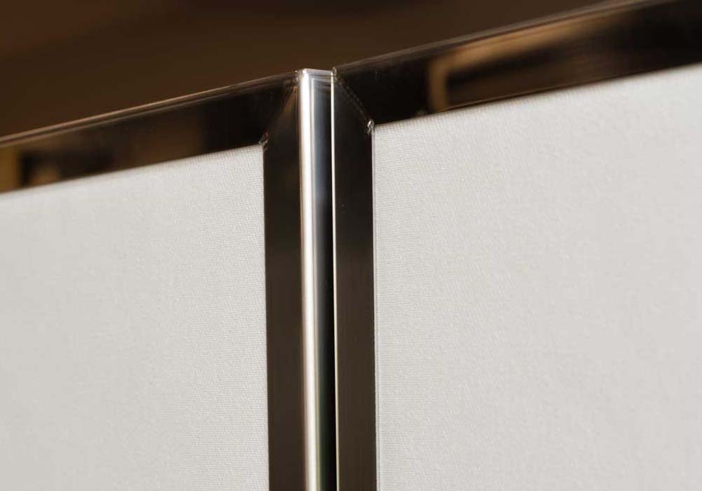 転倒防止のためステンレスフレームを採用