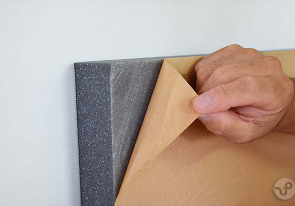 粘着剤付きなので、届いてすぐに設置可能