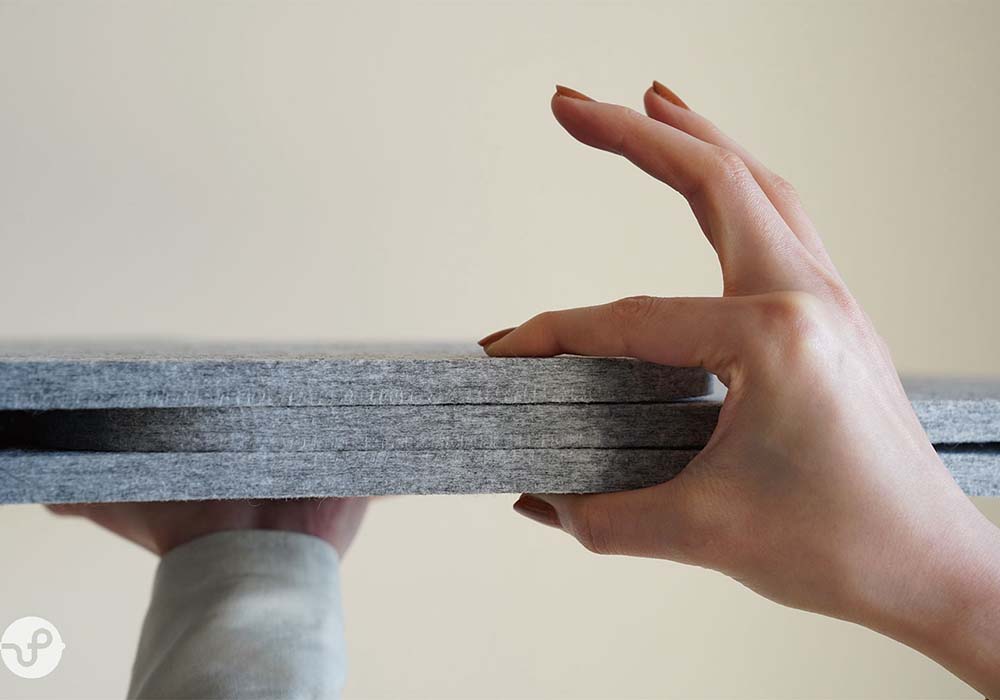 折りたたむと、厚さはわずか3.6cmほどに