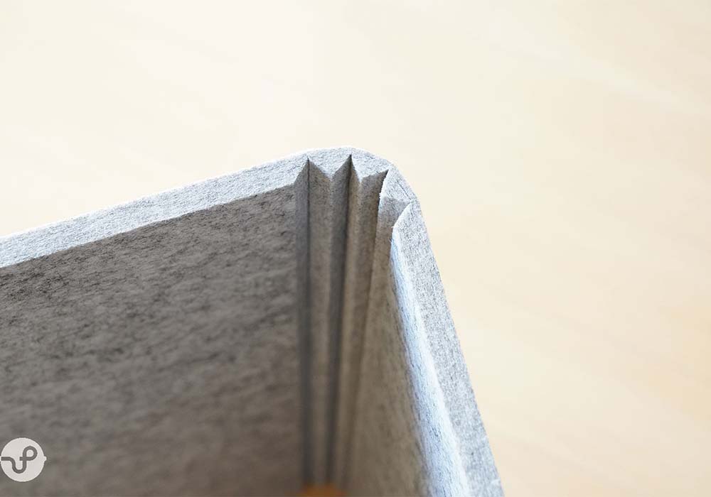 簡単に折り畳みができるよう、特殊な加工に.6cmほどに