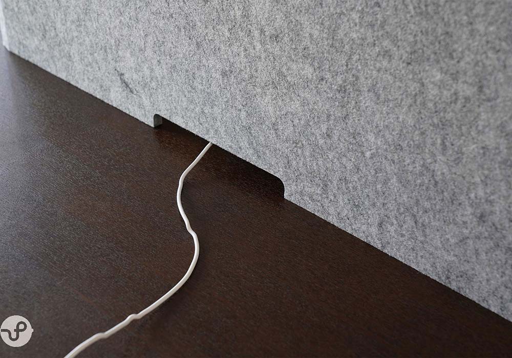 ケーブル周りをすっきりするために、パーテーションの中心に配線穴を設置しました。