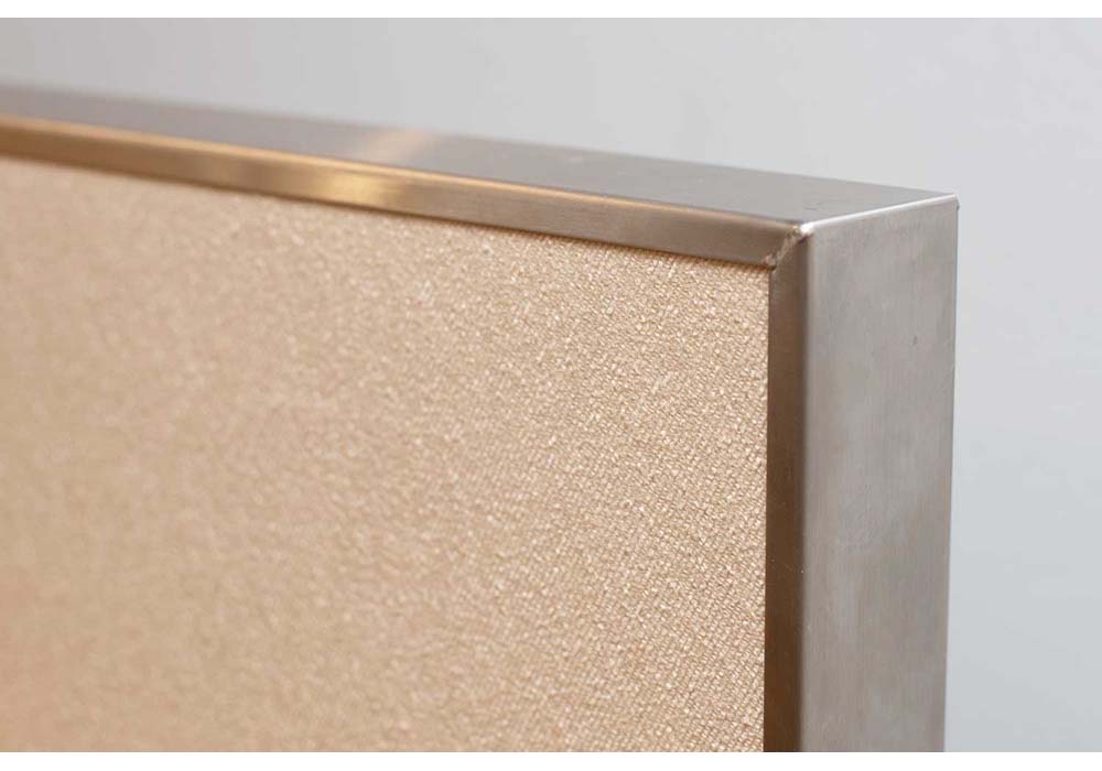 転倒防止のためステンレスフレームを採用