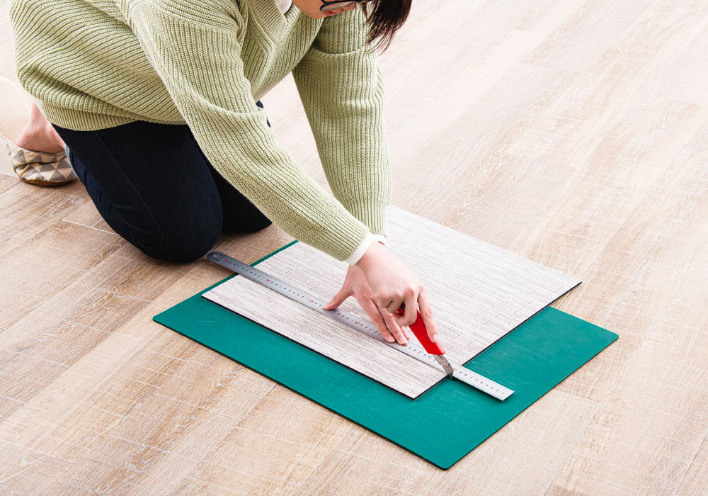 カッターでサイズ調整しながら設置できる「リフェイスタイル」です。お部屋の形に合わせてカット可能で、DIY初心者でも簡単に床の防音対策が行えます。