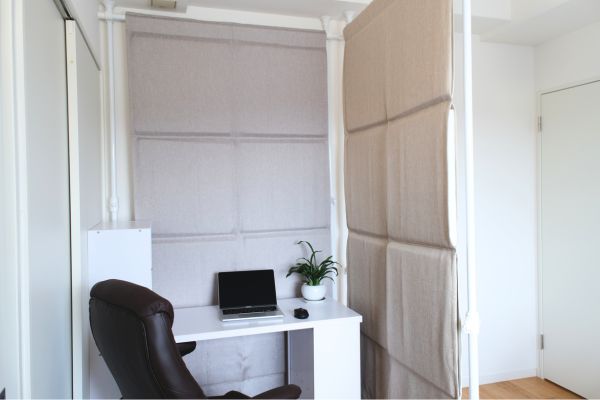 デスク周りを防音カーテンで囲う