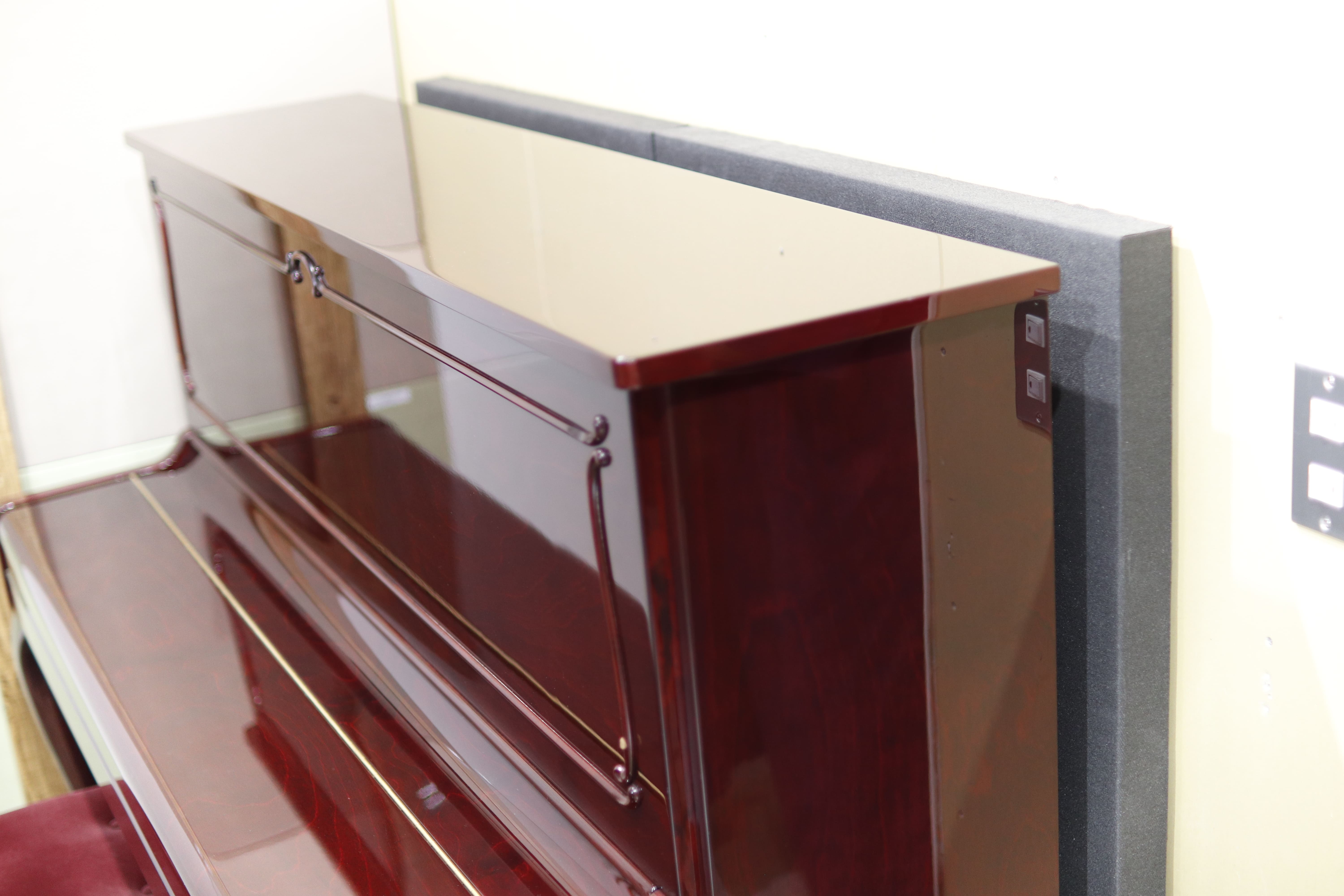 アップライトピアノの背部に差し込んで吸音+遮音するボード