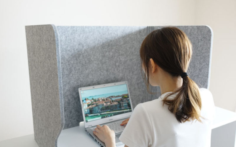 デスク周りをパーテーションで囲う