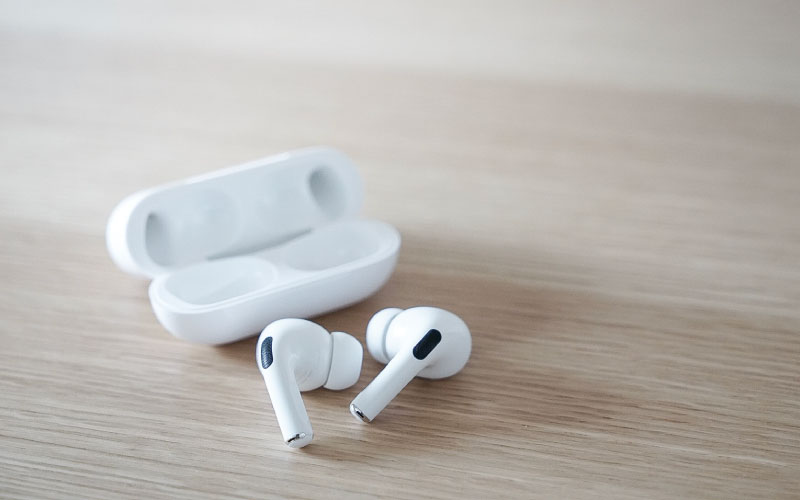 ノイズキャンセリング付きのイヤホンを利用